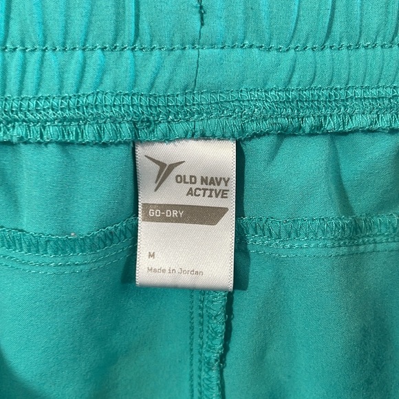 Good condition woman’s Old Navy Active shorts. Size M. - Picture 12 of 13